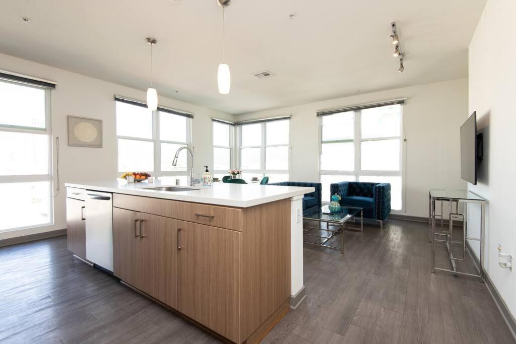 Centrally Located Apartments With Free Parking Глендейл Экстерьер фото
