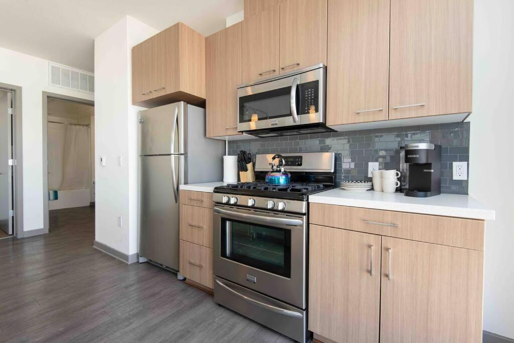 Centrally Located Apartments With Free Parking Глендейл Экстерьер фото